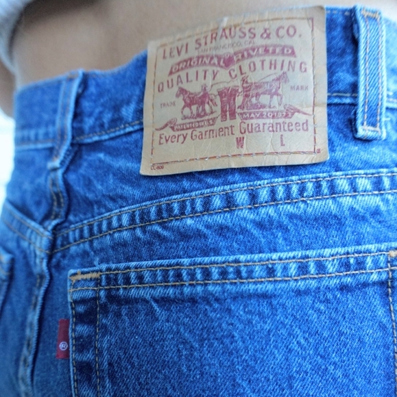 Levi's Denim Shorts- Mid Rise (Size 27) - Picture 3 of 6